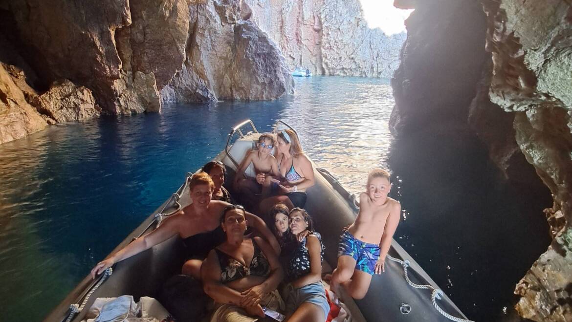 Escursioni in barca in Sardegna: 8 motivi per preferire la gita in gommone